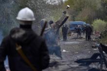 Des zadistes jettent des projectiles sur des gendarmes le 11 avril 2018 à Notre-Dame-des-Landes (Loire-Atlantique)