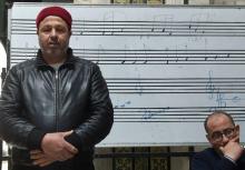 Un muezzin apprend à dire l'adhan, l'appel à la prière, de manière harmonieuse et "à la tunisienne", dans une école de musique traditionnelle à Tunis le 14 mars 2018