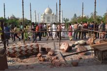 Une tempête accompagnée de violentes rafales de vent a fait s'effondrer le 11 avril 2018 deux piliers antiques aux entrées du complexe du Taj Mahal