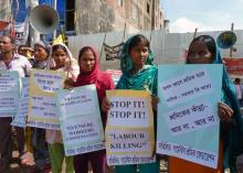 Des travailleurs de la confection bangladais manifestent sur le site de l'effondrement de l'usine de vêtements de Rana Plaza à Savar, dans la banlieue de Dhaka, le 24 octobre 2013