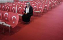 Une femme attend le 19 juin 2014 avant une cérémonie pour le dixième anniversaire de l'Union des démocrates turcs européens (UETD) à l'Albert Schultz Hall à Vienne