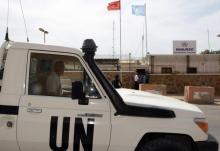 Un véhicule de l'ONU passe devant le siège de la MINURSO, le 13 mai 2013 à Laayoune