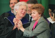 Barbara Bush (g)et Raïssa Gorbatchev, la femme du président soviétique Mikhaïl Gorbatchev, le 1er juin 1990 à Wellesley, dans le Massachusetts