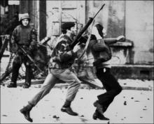 Un soldat britannique emmène de force un manifestant catholique lors du "Bloody Sunday", le 30 janvier 1972.