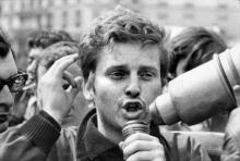 Daniel Cohn-Bendit prend la parole lors de la manifestation du 13 mai 1968 à Paris