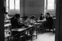 Des lycéens passent le baccalauréat le 27 juin 1968 dans l'un des 80 centres de l'académie de Paris