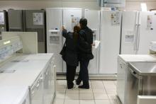 Un couple regarde des réfrigérateurs, en octobre 2003, dans un magasin parisien d'électroménager