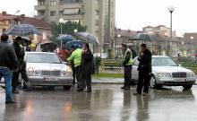La police albanaise saisit une Mercedes de luxe volée à l'ouest, dans le cadre d'un trafic à Tirana, le 26 février 2003