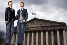 Des figurines en plastique d'homme photographiées devant l'Assemblée nationale, le 19 avril 2018 à Paris