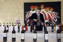 La degustation des vins primeurs de Bordeaux dans un salon de réception à Saint-Emilion, le 2 avril 2014