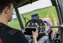 Maxime Carré, jeune agriculteur, enregistre sur sa tablette des données de traçabilité grâce au réseau internet à très haut débit (THD) radio, le 3 avril 2018 à Allerey-sur-Saône, en Saône-et-Loire