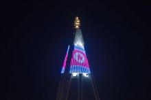 Des lumières aux couleurs du drapeau nord-coréen au sommet du Ryugyong Hotel, le 9 avril 2018 à Pyongyang, en Corée du Nord