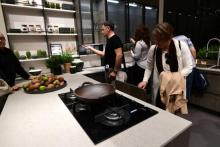 Visiteurs de Veneta Cucine lors du Salon du meuble de Milan le 17 avril 2018