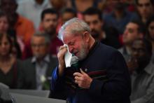 L'ex-président brésilien Lula pleure durant une messe à l'occasion du 1er anniversaire de la mort de sa femme Marisa à Sao Bernardo do Campo, près de Sao Paulo, le 3 février 2017.