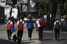 Des enfants quittent l'école du club de foot argentin River Plate, à Buenos Aires, le 3 avril 2018