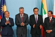 De G à D, les Premiers ministres vietnamien Nguyen Xuan Phuc, singapourien Lee Hsien Loong, thaïlandais Prayut Chan-o-Cha et le sultan de Brunei Hassanal Bolkiah applaudissent après une photo de group