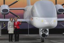 La ministre des Armées Florence Parly et son homologue allemande Ursula von der Leyen à côté d'un MALE, un drone construit par Dassault et Airbus, à l'aérroport Schoenefeld proche de Berlin, le 26 avr
