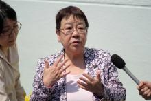 Tomoko Nakagawa, la maire de la ville de Takarazuka au Japon, répond aux questions des journalistes après avoir déposé sa requête à l'Association japonaise de sumo à Tokyo le 19 avril 2018