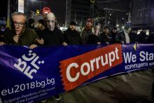 Manifestation anti-corruption à Sofia le 11 janvier 2018 avec des masques représentant le président de la Commission Jean-Claude Juncker (G), le Premier ministre bulgare Boïko Borissov (2eG) et la min