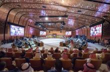 Le roi Salmane d'Arabie saoudite prononce un discours à l'ouverture du sommet annuel arabe à Dhahran, dans l'est du royaume saoudien, le 15 avril 2018