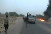 Capture d'écran d'une vidéo prise le 2 janvier 2018 par le groupe jihadiste Boko Haram montrant des combattants de ce mouvement terroriste, lors de l'attaque d'un barrage militaire à Molai, près de la
