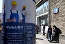 Publicité pour une entreprise polonaise qui recrute des travailleurs étrangers, dans le centre de Varsovie, le 26 avril 2018