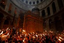 Des pèlerins participent à la cérémonie du "Feu sacré" au Saint-Sépulcre à Jérusalem à l'occasion de la Pâque orthodoxe, le 7 avril 2018