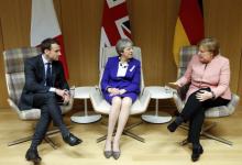 La Première ministre britannique Theresa May (C), la chancelière allemande Angela Merkel (D) et le président français Emmanuel Macron lors d'une conférence de presse à l'issue de réunions à Bruxelles,
