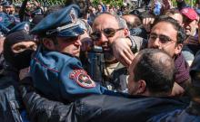 Echauffourées entre policiers arméniens et partisans de l'opposition pendant une manifestation le 16 avril 2018 à Erevan