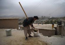 Un Afghan travaille sur un chantier de Kaboul, sur cette photo prise en août 2017
