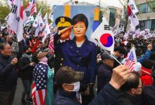 Un portrait de l'ex-présidente sud-coréenne Park Geun-hye lors d'un rassemblement de ses partisans devant le tribunal de Séoul, le 6 avril 2018