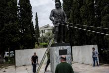 Des membres du Parti communiste grec s'en sont pris lundi 16 avril 2018 à une statue de l'ancien président américain Harry Truman à Athènes pour protester contre les frappes aériennes de la France, de