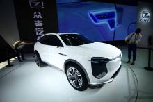 Le constructeur automobile chinois Zotye présente son modèle E200 EV au salon de l'auto de Pékin, le 25 avril 2018