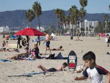 Bain de soleil et baignade à Venice Beach à Los Angeles en Californie, le 22 novembre 2017