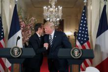 Emmanuel Macron et Donald Trump s'embrassent pendant leur conférence de presse commune mardi à la Masion Blanche, à Washington, le 24 avril 2018