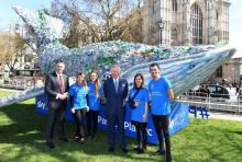 Le prince Charles devant une baleine fabriquée à partir de bouteilles en plastique dans le cadre de la campagne Sky Ocean Rescue Campaign en marge d'un sommet des chefs de gouvernement du Commonwealth
