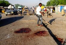 Des traces de sang sur une route de Maiduguri, dans le nord-est du Nigeria, après un triple attentat