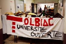 Banderole déployée le 4 avril 2018, sur une barricade de tables et de chaises, par les étudiants de Tolbiac (Paris I) qui protestent contre la réforme de l'entrée à l'université