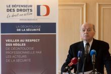 Le Défenseur des droits, Jacques Toubon, donne une conférence de presse sur l'état d'urgence le 26 février 2016 à Paris