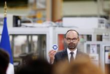 Le Premier ministre Edouard Philippe pendant une visite à l'usine Seb de Mayenne (Mayenne), le 23 avril 2018