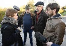 Des membres d'une délégation d'occupants de la ZAD de Notre-Dame-des-Landes arrivent pour une réunion avec la préfète des Pays de la Loire et le ministre de la Transition écologique le 18 avril 2018 à