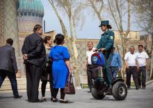 Fatima Rakhmatova, membre de la nouvelle "Police des touristes", se déplace en Segway et renseigne des visiteurs, le 28 mars 2018 à Samarcande, en Ouzbékistan