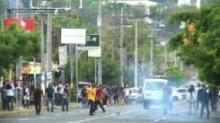 Affrontements entre la police anti-émeute et des manifestants contre une réforme des retraites à Managua le 19 avril 2018