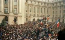Le soulèvement anticommuniste de décembre 1989 avait entraîné la chute de Nicolae Ceausescu et de sa femme Elena, jugés sommairement et exécutés le 25 décembre 1989.
