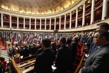 Les membres de l'Assemblée nationale observent une minute de silence en hommage aux victimes des attaques de l'Aude, le 27 mars 2018 à Paris