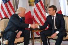 Emmanuel Macron serrant la main du président américain Donald Trump (g), lors d'une rencontre à l'am