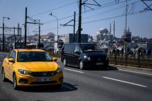 Un taxi (jaune) sur le pont de Galata à Istanbul, fin mars.