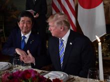 Le Premier ministre japonais Shinzo Abe reçu par le président Donald Trump, lors d'un dîner à Palm Beach (Floride) le 18 avril April 18, 2018.