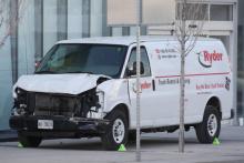 L'avant endommagé de la camionnette qui a servi de véhicule-bélier à un chauffeur qui a foncé dans la foule, le 23 avril 2018 à Toronto