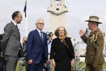 Le colonel australien Scott Clingan accompagne Edouard Philippe, le Premier ministre australien Malcolm Turnbull et son épouse Lucy, dans le cimetière militaire de Villers-Bretonneux (Somme), le 24 av